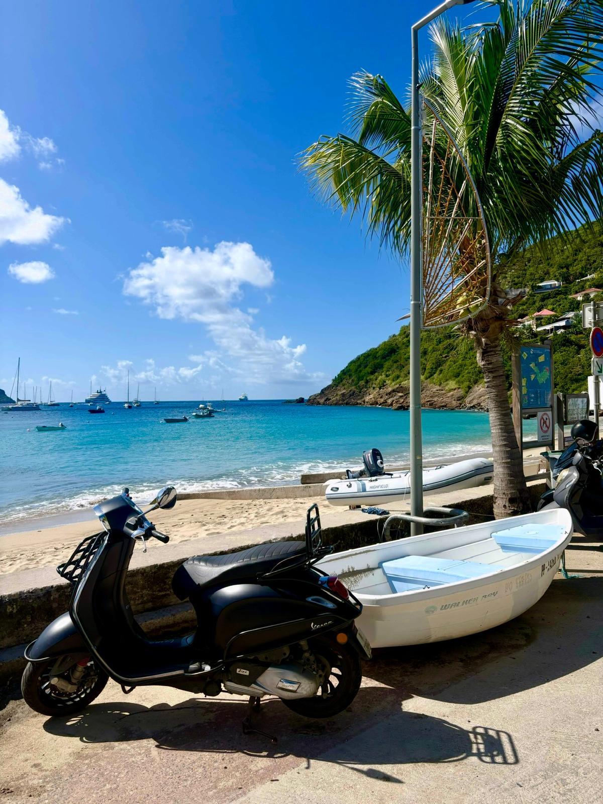 Timax vous accompagne : scooter face à la mer des Caraïbes